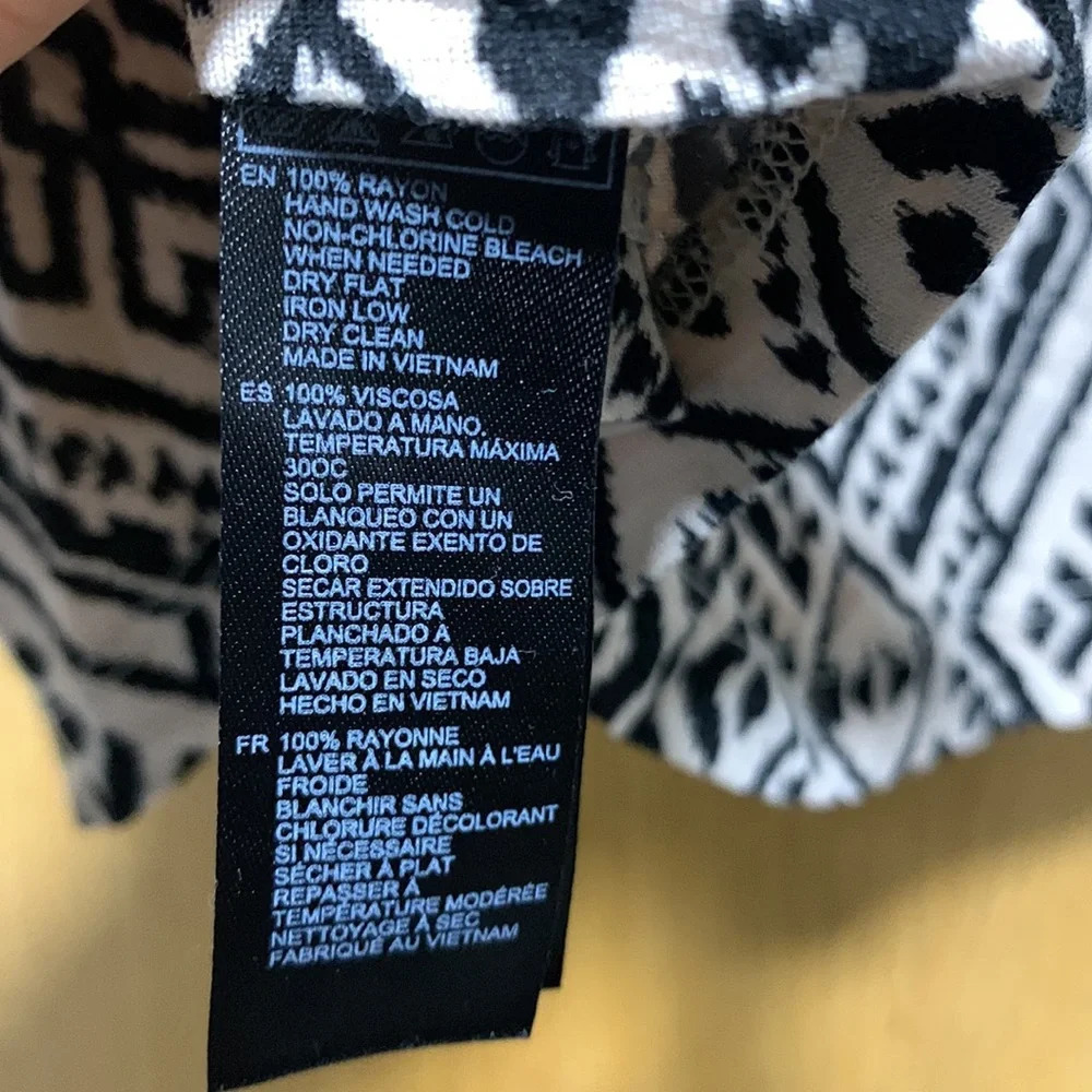 Forever 21 Geometric Pattern Top - Picture 4 of 4